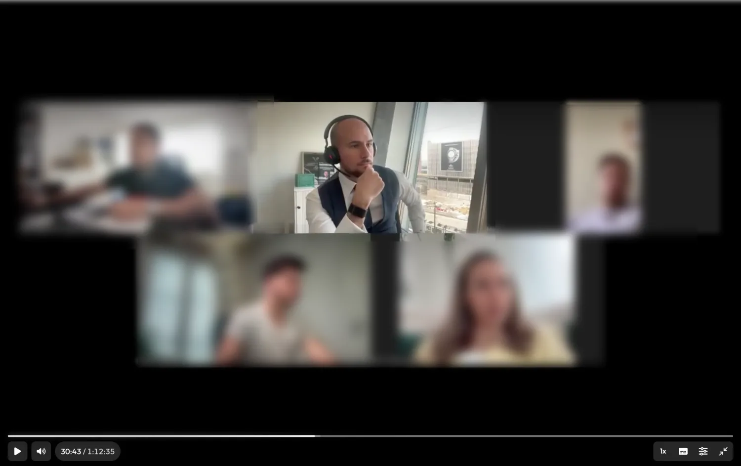 Alexander Tsasakos im Live-Call mit Teilnehmern auf dem Laptop